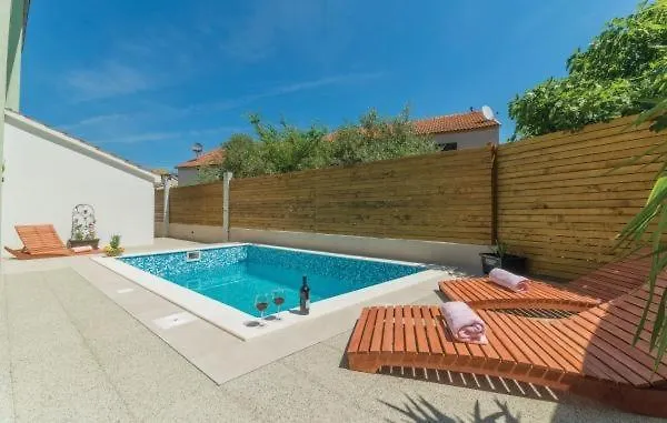 Apartment In Pakostane With Pool Access, Terrace, Air Conditioning, Wi-Fi, 3548-1 Croatia